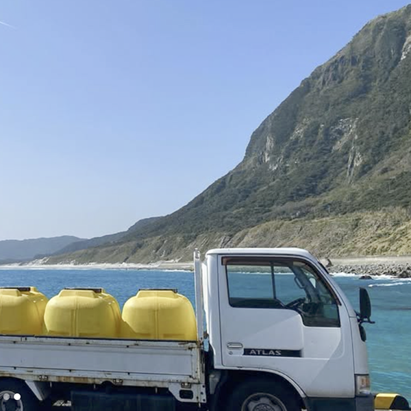 新島の澄んだ海水を汲んで、製塩所までトラックで運んでいます