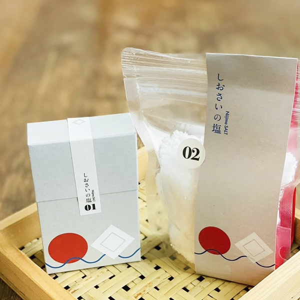 家庭用のしおさいの塩、小さな箱入りは誰かに渡すのにピッタリ、ジップロック付きのスタンドパックは自宅用におすすめです