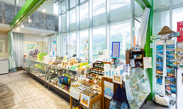 島の雑貨や食品を売っている新島空港売店