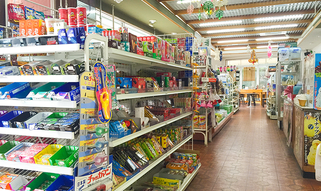 新島のメインストリートにある品数豊富な商店べにや