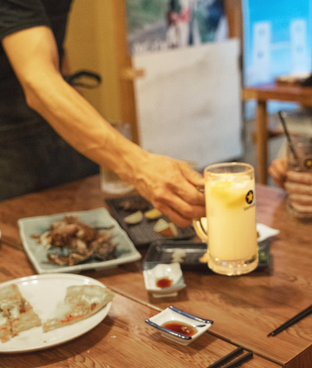 居酒屋サンシャインで人気の塩レモンサワーと新島素材を使った料理