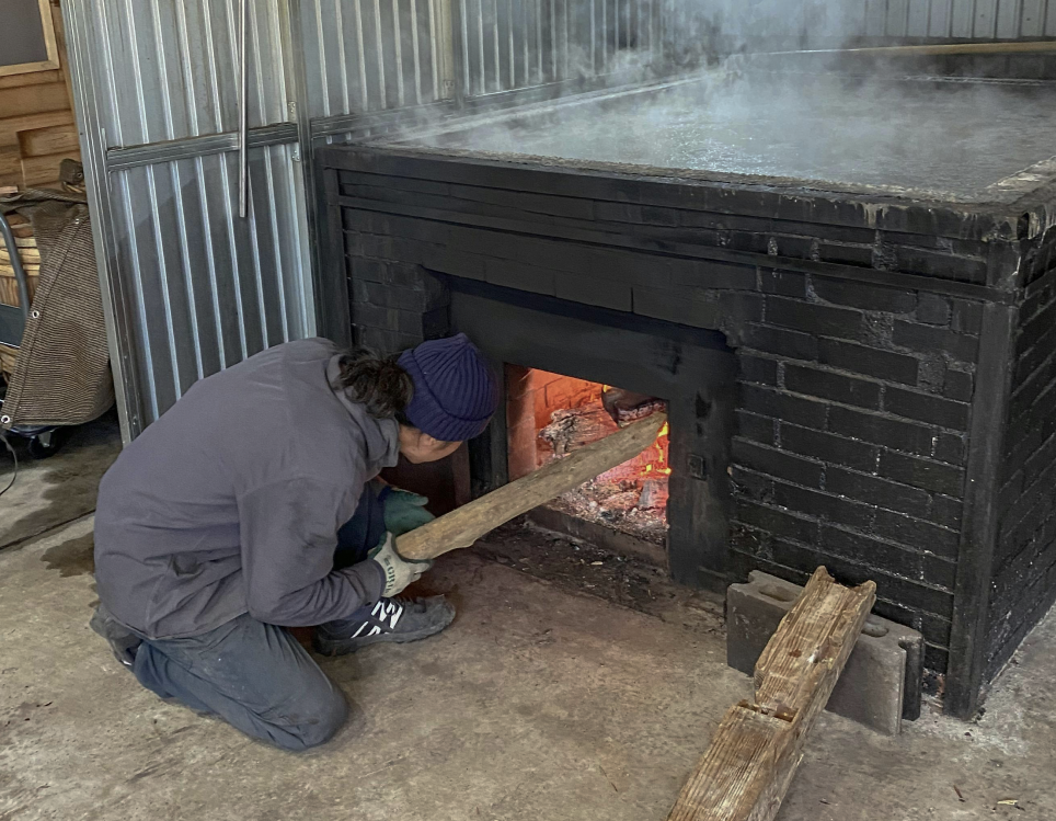 修行先で薪を焚べる画像