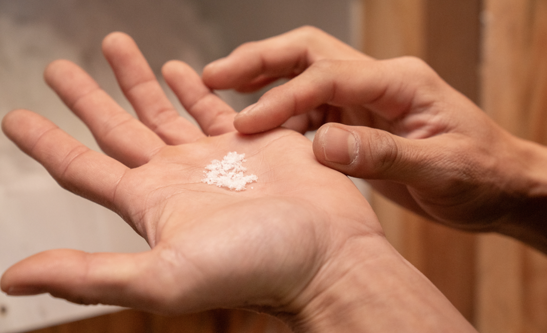塩を手のひらに乗せる画像